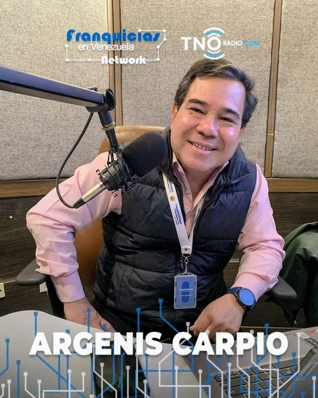 Argenis Carpio en cabina de TNO Radio